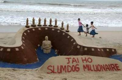 "Slumdog millionaire" también festejó su triunfo en la playa de Bombay
